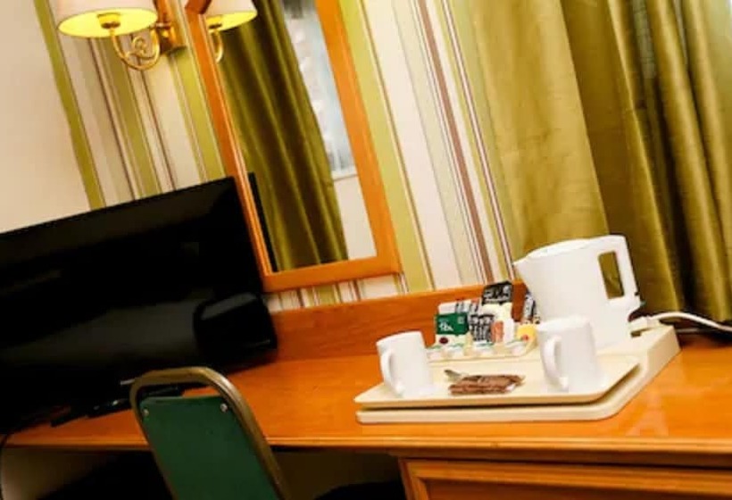 Отель Fairways Lodge & Leisure Club