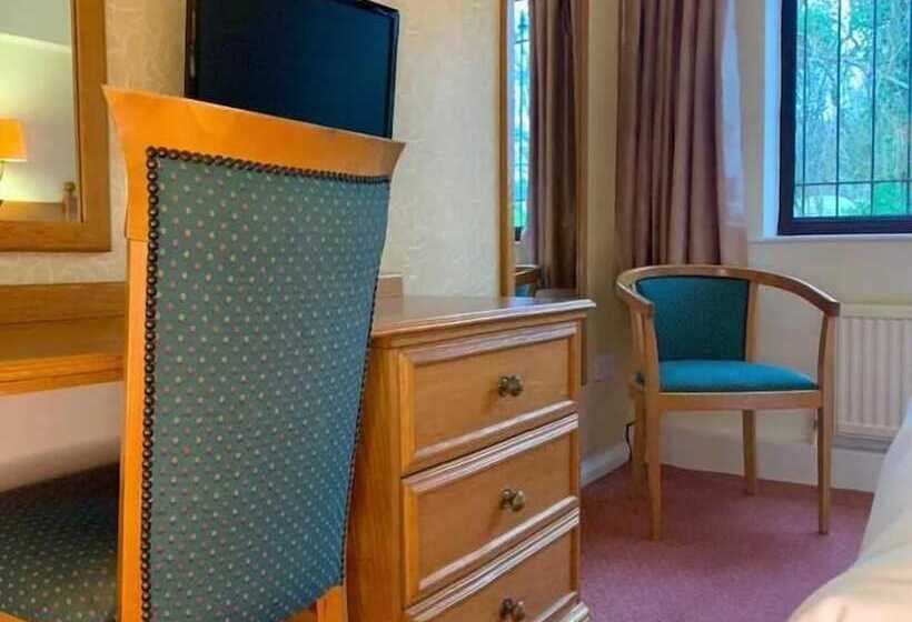 Отель Fairways Lodge & Leisure Club