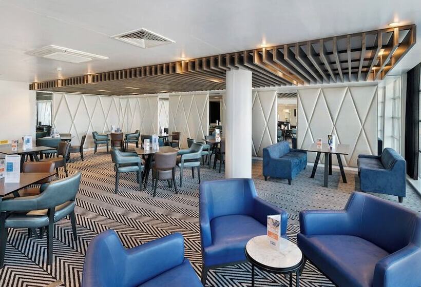 Отель Holiday Inn Express Leigh Sports Village, An Ihg