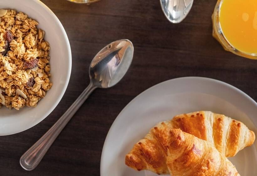 Отель Holiday Inn Express Leigh Sports Village, An Ihg