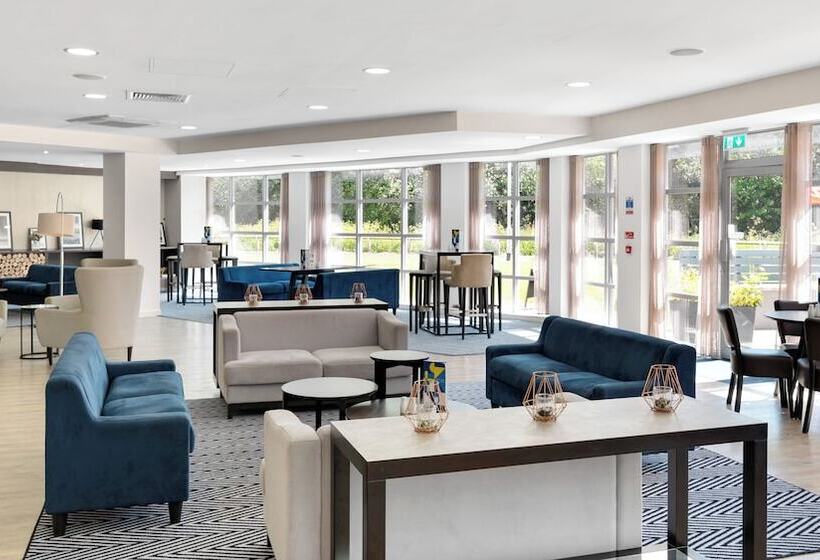 Отель Holiday Inn Express Leigh Sports Village, An Ihg