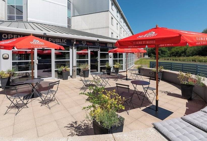 Отель Holiday Inn Express Leigh Sports Village, An Ihg