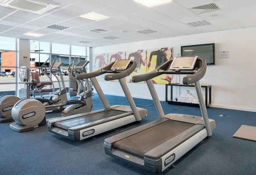 Отель Holiday Inn Express Leigh Sports Village, An Ihg