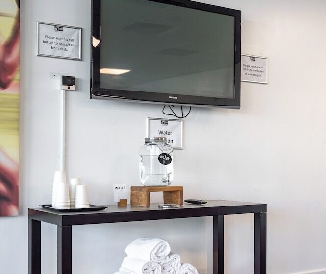 Отель Holiday Inn Express Leigh Sports Village, An Ihg