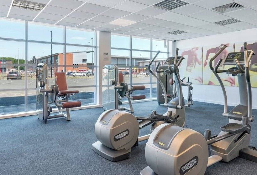 Отель Holiday Inn Express Leigh Sports Village, An Ihg