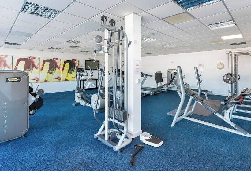 Отель Holiday Inn Express Leigh Sports Village, An Ihg