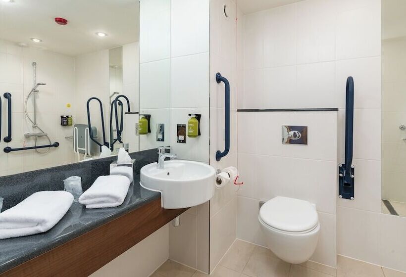 Отель Holiday Inn Express Leigh Sports Village, An Ihg