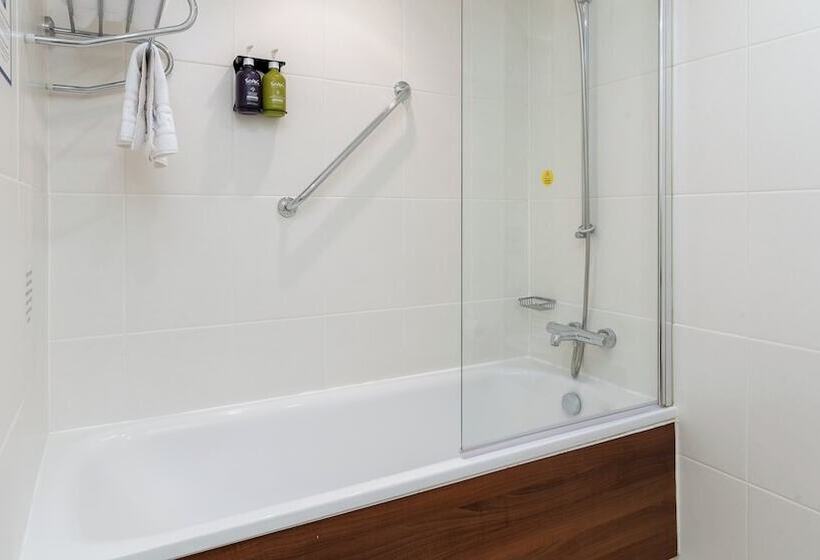 Отель Holiday Inn Express Leigh Sports Village, An Ihg