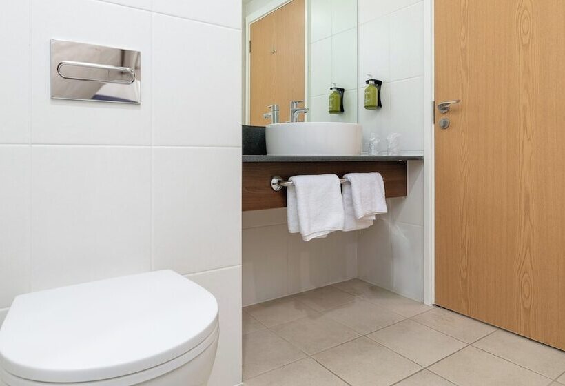 Отель Holiday Inn Express Leigh Sports Village, An Ihg