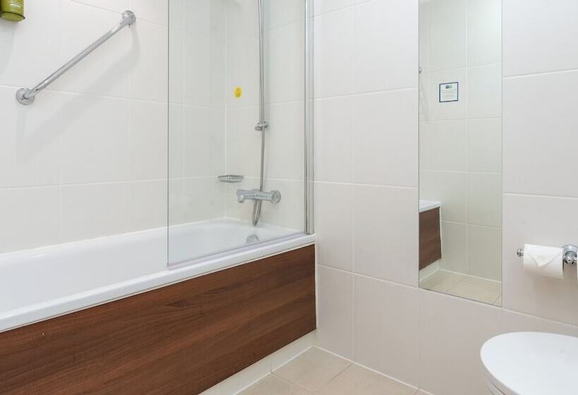 Отель Holiday Inn Express Leigh Sports Village, An Ihg