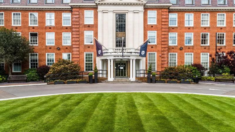 호텔 The Lensbury Resort