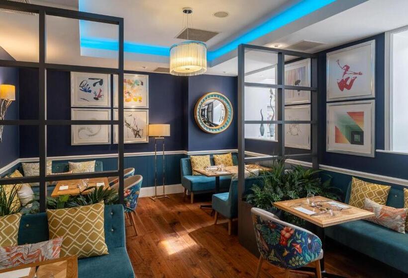 Отель Oakley Hall