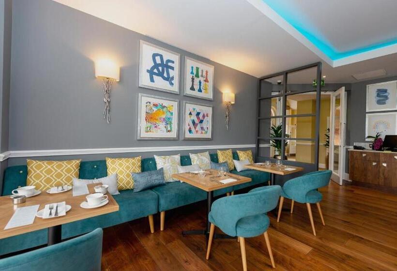 Отель Oakley Hall