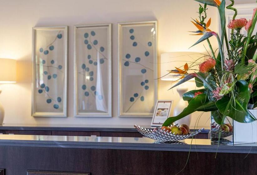 Отель Oakley Hall