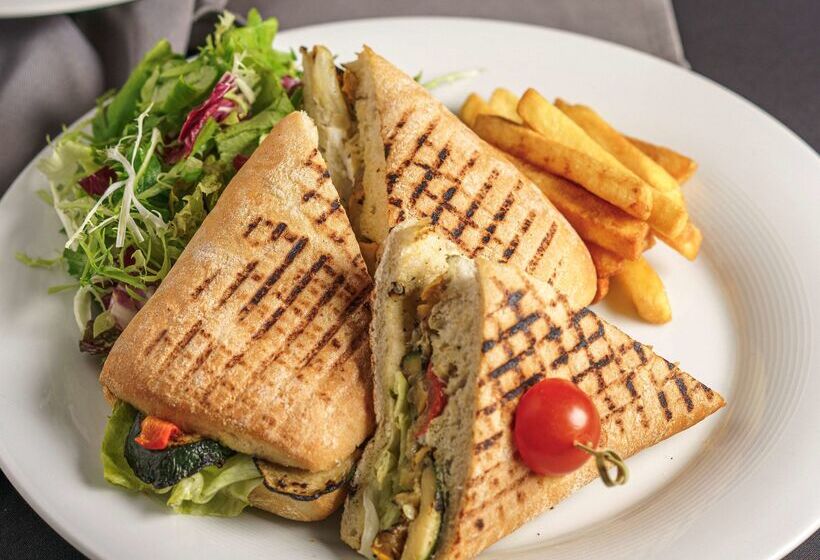 هتل Golden Tulip Muscat