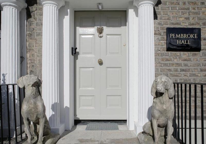 בית מלון כפרי Pembroke Hall