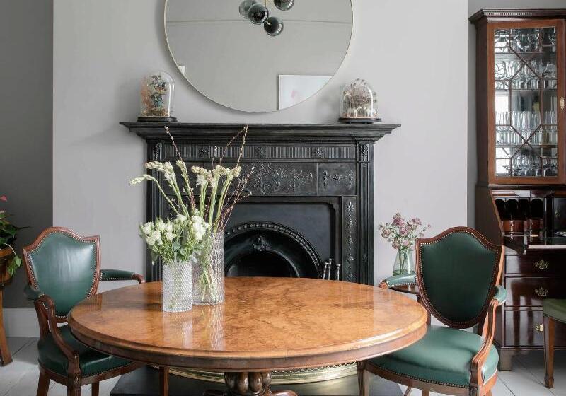 בית מלון כפרי Pembroke Hall