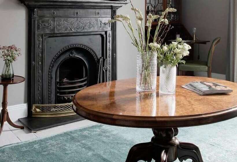 בית מלון כפרי Pembroke Hall