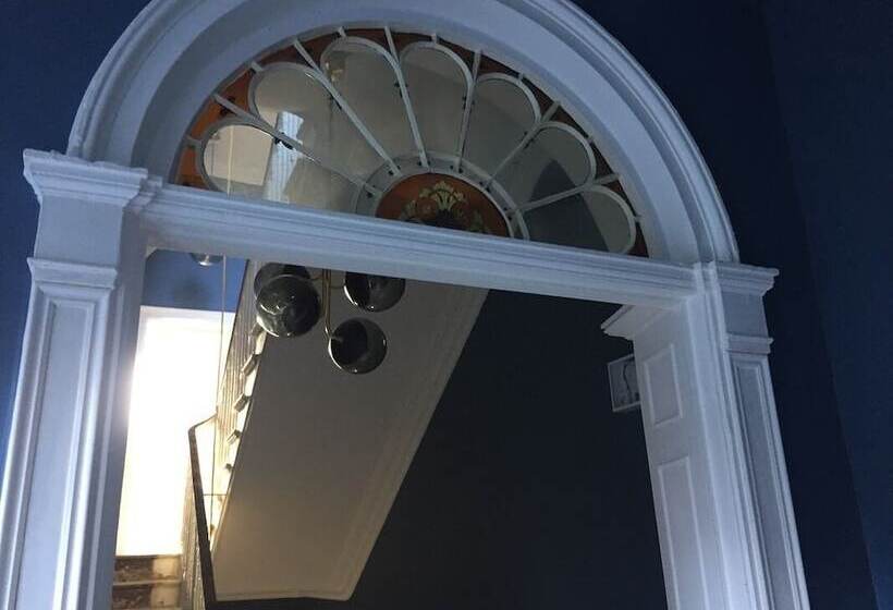 בית מלון כפרי Pembroke Hall