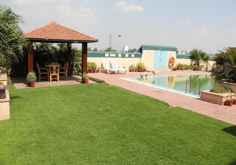 בית מלון כפרי Savoy Suites Noida