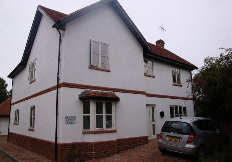 בית מלון כפרי Stansted Airport Lodge