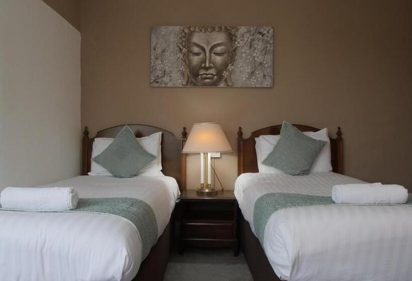 בית מלון כפרי The Broadway