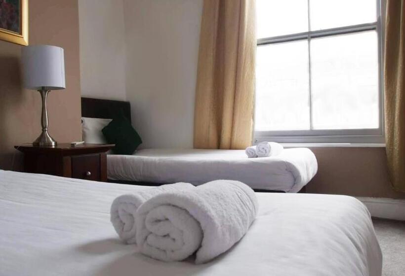 בית מלון כפרי The Broadway