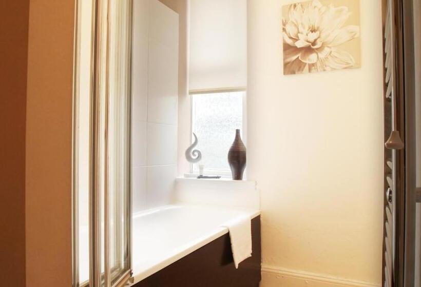 בית מלון כפרי The Broadway