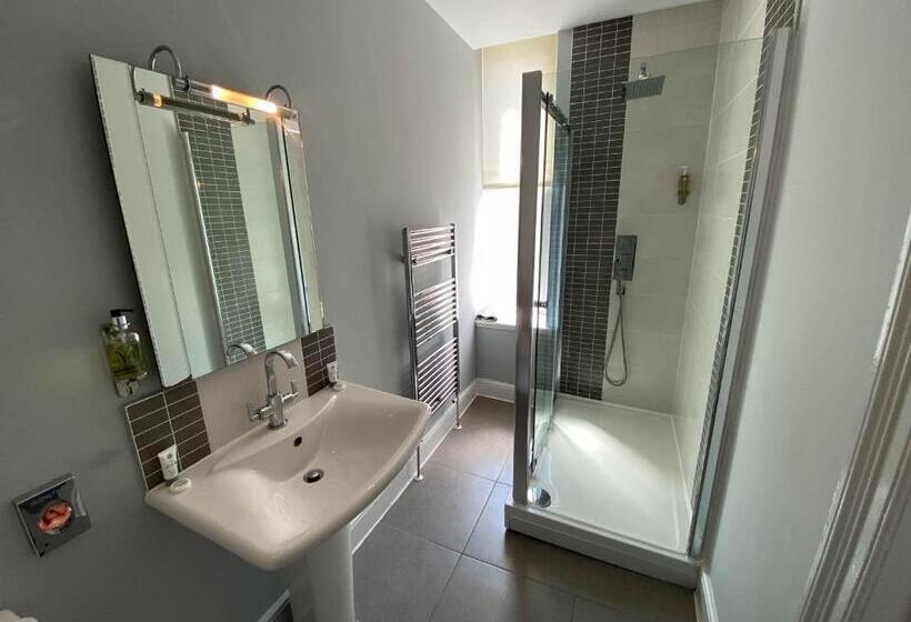 בית מלון כפרי The Broadway