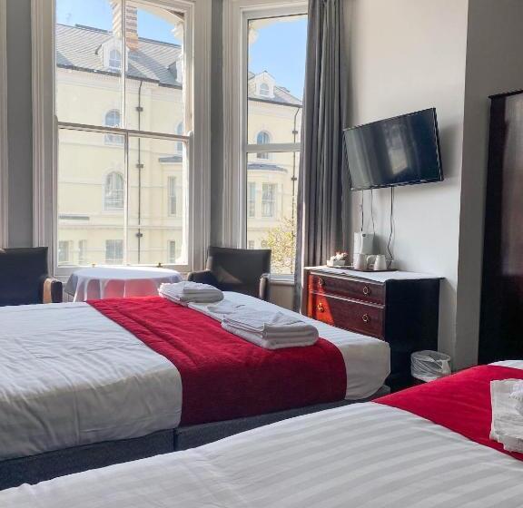 בית מלון כפרי The Broadway