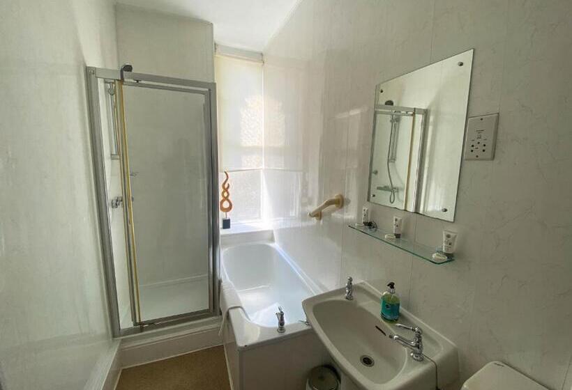 בית מלון כפרי The Broadway