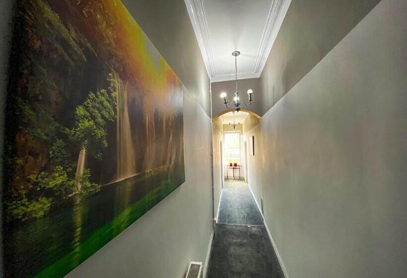 בית מלון כפרי The Broadway