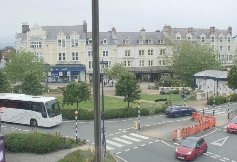 בית מלון כפרי The Broadway