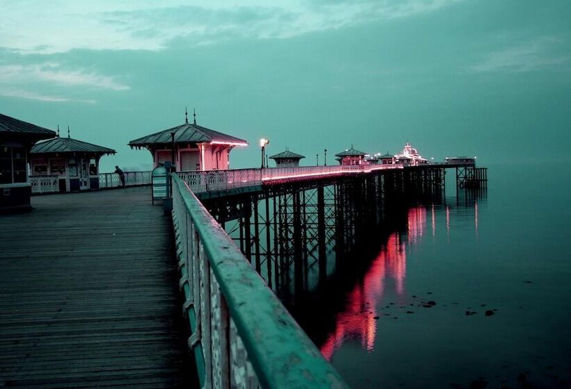 בית מלון כפרי The Broadway