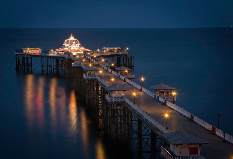 בית מלון כפרי The Broadway