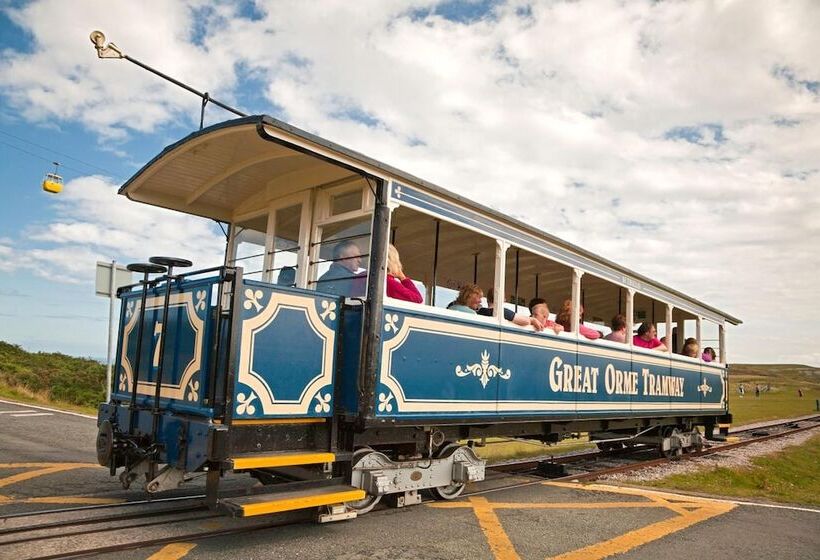 בית מלון כפרי The Broadway