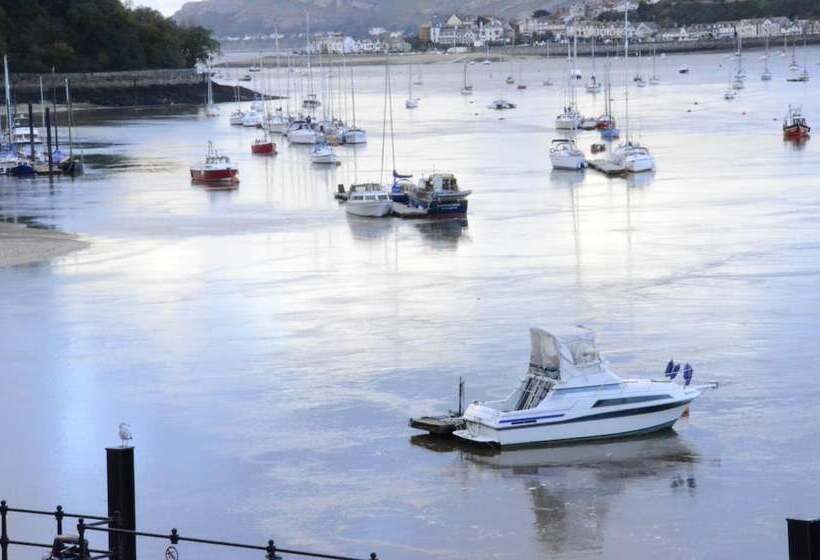 בית מלון כפרי The Broadway