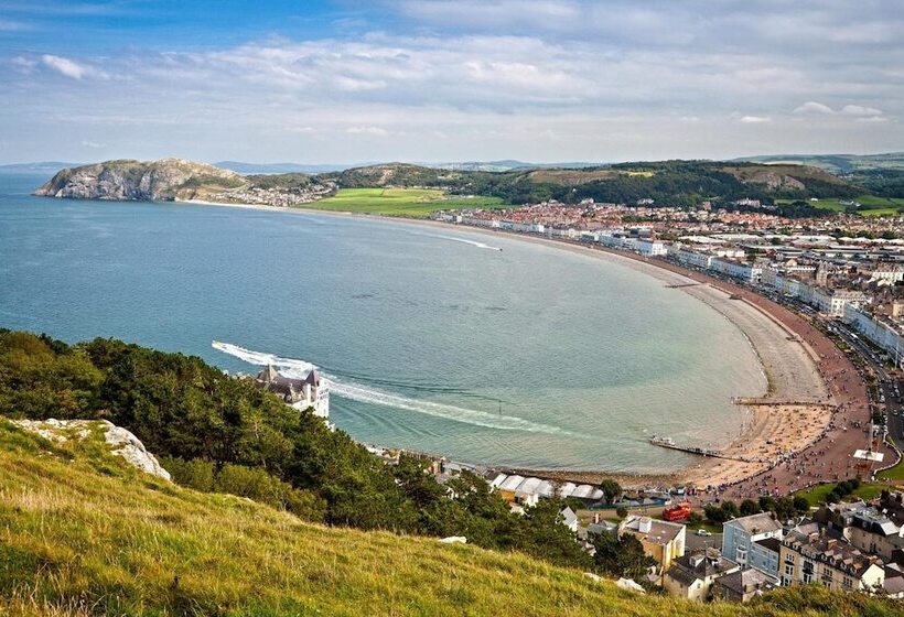 בית מלון כפרי The Broadway