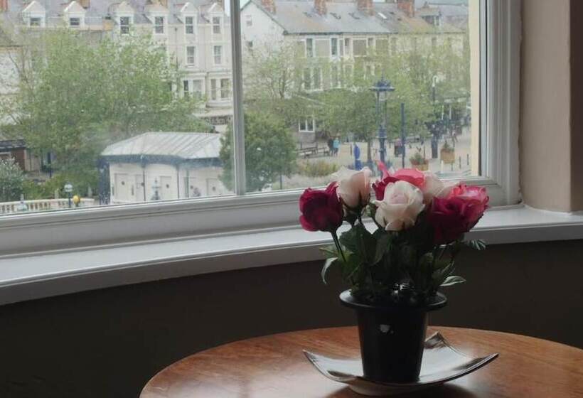 בית מלון כפרי The Broadway