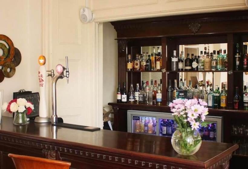 בית מלון כפרי The Broadway