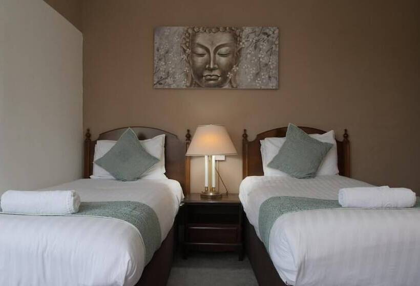 בית מלון כפרי The Broadway