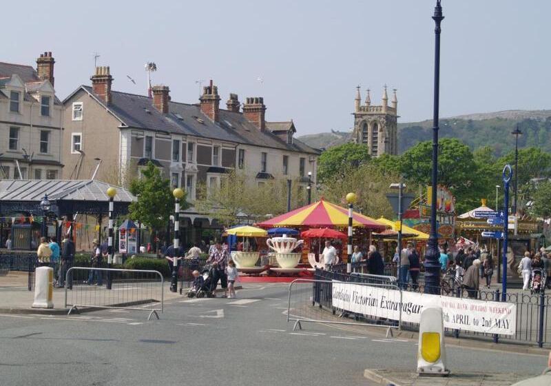 בית מלון כפרי The Broadway