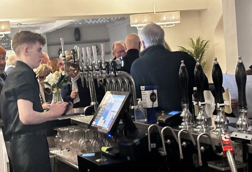 ホテル The Kings Head Country