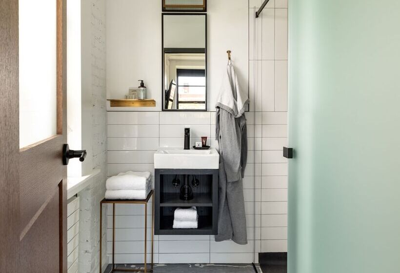 Отель The Revolution