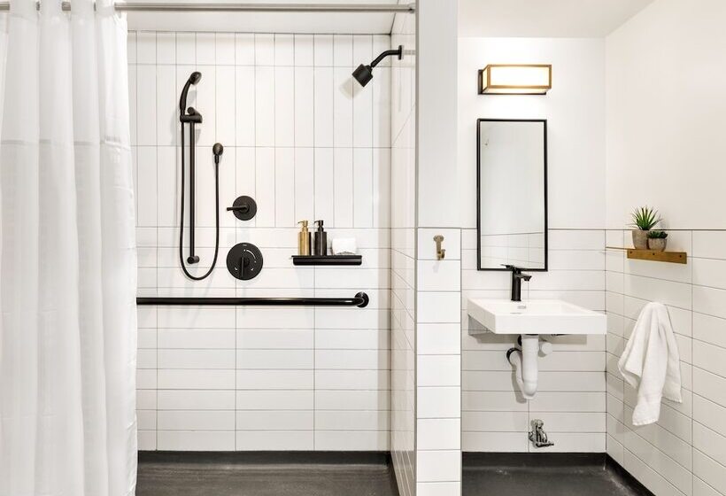 Отель The Revolution