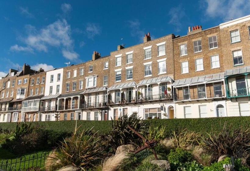 فندق The Royal Harbour