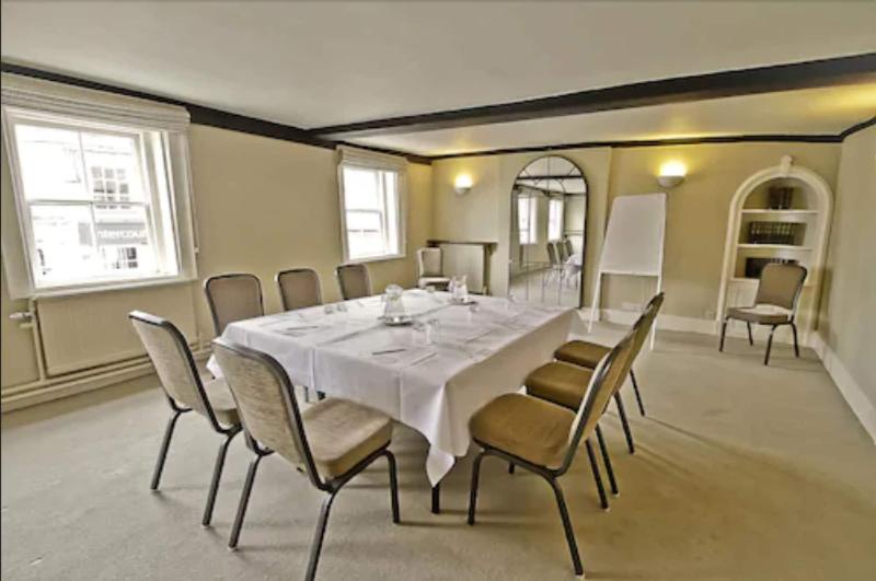 هتل The Saracens Head