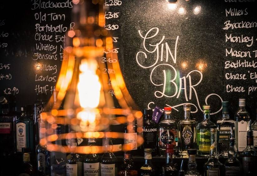 בית מלון כפרי The Saracens Head