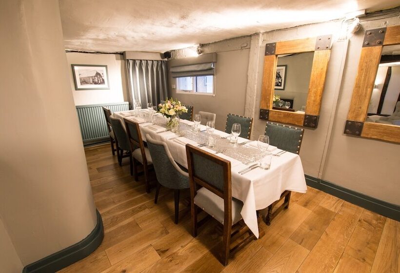 בית מלון כפרי The Saracens Head