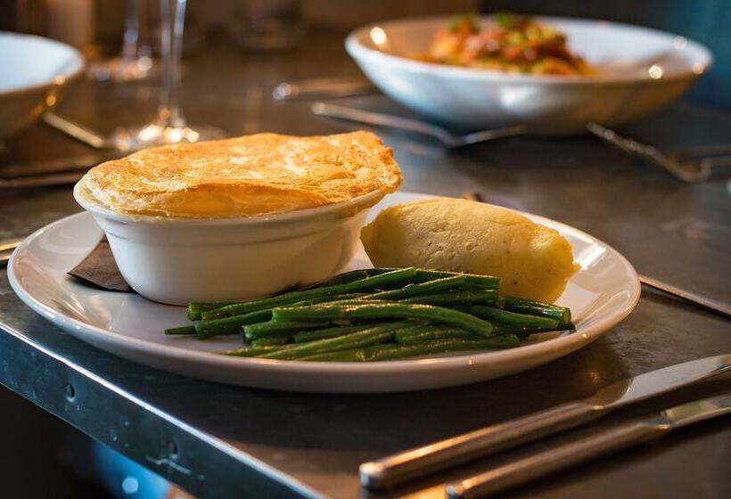 בית מלון כפרי The Saracens Head